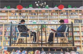 　　元旦期间，不少热爱阅读的市民选择走进书城、图书馆，畅游在读书的海洋里。图为孩子们正在崆峒区盘旋路教育书城阅读。
　　
　　  黄蔚林 摄