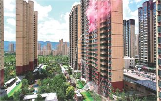 　　日前，静宁县举办高层建筑灭火救援实战演练活动，全面检验高层建筑火灾事故处置的联勤联动、组织指挥和协同作战能力，进一步提升全县高层建筑灭火救援工作实战化水平，加快建立健全有效的高层建筑火灾防范应急机制。图为演练现场。
　　本报记者 司 磊
　　   柴王宁 摄