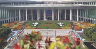 　　11月3日拍摄的国家会展中心（上海）南广场。
　　第七届中国国际进口博览会的举办地——国家会展中心（上海）已完成外部装饰及绿化，静待盛会。
　　
　　新华社记者 刘颖 摄