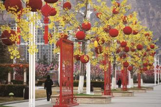 　　12月18日，市民从中心城区街头装饰的红灯笼下走过。随着新年脚步的日益临近，我市街头迎新气氛渐浓。
　　
　　本报记者
　　杨昕 摄