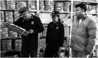 　　“双节”临近，近日，华亭市消防救援大队组织监督执法人员深入辖区烟花爆竹销售网点开展消防安全专项检查行动。
　　执法人员主要针对各销售网点是否违法售卖烟花爆竹、店铺内消防设施是否完好有效、是否按规定摆放烟花爆竹、店内人员是否会使用灭火器等开展检查，及时发现和消除了一批安全隐患，为守护广大市民群众平安筑牢了安全防线。     郑兵 摄
