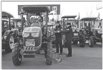 　　2月6日，平凉市公安局崆峒分局四十里铺派出所组织民辅警开展农机安全检查和普法宣传活动，为春耕备耕安全生产“保驾护航”。
　　
　　 郑兵 摄