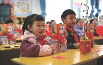 　　2月14日，在河南省沁阳市朱载堉学校，一年级学生展示领到的新课本。
　　当日，多地中小学开学，迎来春季新学期。 新华社发（杨帆 摄）