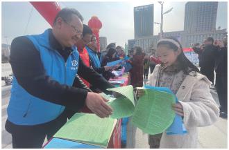 　　3月22日，第三十三届“世界水日”、第三十八届“中国水周”来临之际，市水务局联合崆峒区水务局，协同市气象局、平凉水文勘测中心、甘肃煤田地质局一四六队、平凉市泾东勘测设计有限公司等单位，在中心城区绿地广场组织开展了“世界水日”“中国水周”集中宣传活动。
　　活动现场通过悬挂横幅标语、树立展板、播放节水宣传视频、发放宣传册等方式，全方位、多角度宣传了国家水法律法规制度、节水行动及水生态保护倡议要求，展示了我市近年来在水法治、节水及水生态治理方面取得的成就。当日共发放宣传单和宣传品1.1万多份，发送手机宣传短信6万余条。            本报记者 孙娅玮 摄
