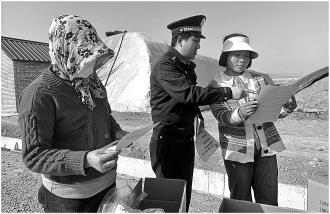 　　3月13日，民警向群众宣传农业生产安全知识。
　　泾川县立足春耕生产实际情况，全面开启“田园警务”行动，组织民警深入田间地头，积极排查各类风险隐患，开展多样化的安全宣传活动，以实际行动助力农业生产有序开展。
　　
 本报记者 赵珍珍 摄
