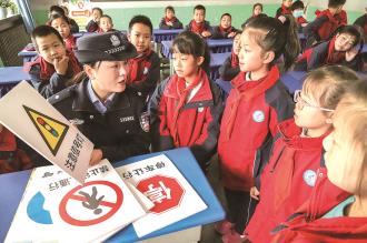 　　3月27日，市公安局崆峒分局东郊派出所组织民辅警走进平凉市第九中学，开展交通与法治宣传活动。活动现场，民辅警向学生们讲解交通安全知识、校园欺凌和电信诈骗等内容，有效提升了学生法治安全意识。             郑兵 摄