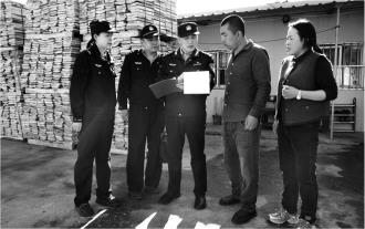 　　随着清明节的临近，群众祭祀、春游踏青等活动增多。为切实保护人民群众生命财产和森林资源安全，崇信县公安局立足职责定位，坚持“预防为主、防灭结合”方针，通过强化宣传、严格执法、文明倡导等多维度举措，全力构筑春季森林防火“安全网”。
　　
　　本报记者 梁明韬 摄