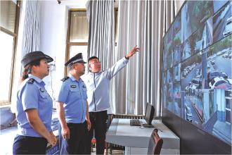 　　为切实保障2025年高考安全有序进行，全力实现“平安高考”目标，6月4日，市公安局崆峒分局车站派出所组织民警对辖区高考考点开展全方位安全大检查，为考生营造安全稳定的考试环境。
　　
　　郑兵 摄