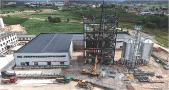 　　▲庄浪县南湖镇年产20万吨精饲料加工生产线建设项目现场。该项目按照“园区化布局、项目化推动、企业化运作”的思路，投资4100万元建设精饲料加工生产线。      本报记者 董春辉 摄