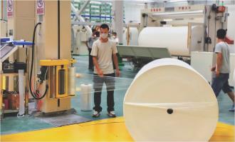 　　近日，在崇信县工业集中区的甘肃雨森新材料科技有限公司，工人正在用塑料薄膜包装复合轴纸。甘肃雨森年产36万吨高档生活用纸及纸制品项目是崇信县招商引资项目，概算总投资45亿元，目前完成投资5.6亿元。项目建成后，年可实现营业性收入28亿元，缴纳税金1.5亿元，吸纳就业1000多人。
　　
　　本报记者 齐荣 摄