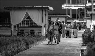 　　8月10日晚，游客在河北省遵化市一处景区赏景游玩。
　　进入暑期以来，各地迎来旅游高峰。
　　
 新华社发
 （刘满仓 摄）