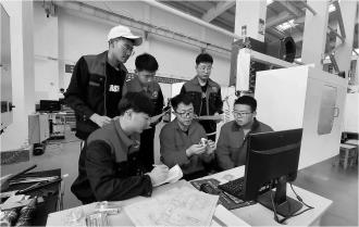 　　8月10日，庄浪县职教中心师生正在紧锣密鼓备战2025年世界技能大赛。
　　近年来，庄浪县坚持把职业教育作为服务县域经济、促进就业创业、助力乡村振兴的重要引擎，充分发挥教育人才“组团式”帮扶优势，依托中高职一体化办学，通过校际交流，不断创新办学方式，做大、做强、做优品牌专业，持续拓宽学生发展空间及成人成才渠道。
　　
　　本报记者
　　石艳 摄
