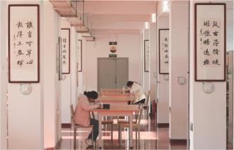 　　12月16日，市民在市图书馆内读书学习。
　　最近，随着气温持续走低，环境温暖、氛围浓厚的市图书馆成为市民读书学习的好去处，大家在这里沉浸书香、汲取知识，享受冬日里的惬意阅读时光。
　　
　　本报记者
　　姚志强 摄