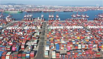 　　12月1日拍摄的山东港口青岛港外贸集装箱码头（无人机照片）。
　　临近年底，在神州大地的海岸、河岸，一座座港口繁忙运转、昼夜不息。在无人机的镜头下，处处是装卸货物、物流运输的繁忙图景，折射出中国经济顶压前行、向新向优发展的活力与韧性。
　　
 新华社发（俞方平 摄）