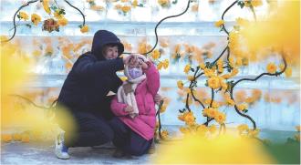 　　2026年1月3日，游人在哈尔滨哈西万达广场前的“冰玫瑰”景观旁合影。
　　随着第42届中国·哈尔滨国际冰雪节启幕，“冰城”今冬再次“美出圈”。冰雪不仅是刻在当地人骨子里的浪漫，更是这座城市独有的文化名片。这片土地上的人们与冰雪相伴，将寒冬过成了一首浪漫的诗。
　　                                 新华社记者 王建威 摄