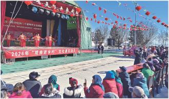 　　1月7日，灵台县龙门乡开展了戏曲进乡村暨“时代新风尚·惠民展风采”群众文化活动，旨在进一步密切党群、干群关系，丰富群众文化生活，展现乡村振兴的新气象、新风貌。图为当地群众正在观看节目。
　　
　　本报记者　李芳芳　摄