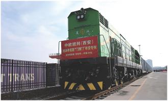 　　1月21日，中欧班列（西安）“门到门”年货专列开抵西安浐灞国际港爱菊农产品物流加工园区。
　　1月21日，2026年首趟中欧班列（西安）“门到门”年货专列满载着哈萨克斯坦成品粮油、蜂蜜等农产品驶抵西安。已连续开行三年的中欧班列（西安）“门到门”年货专列，实现从国外仓库发运到国内仓库收货的“门到门”运输，既有效提升货物运输效率、降低企业运输成本，又丰富春节市场供应。
　　
　　新华社记者
　　李一博 摄