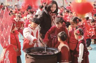 　　1月23日，在浙江省湖州市德清县新市镇第三幼儿园，小朋友体验煮腊八粥。
 腊八节将至，各地开展形式多样的活动迎接腊八节。
　　
 新华社发
　　（谢尚国 摄）