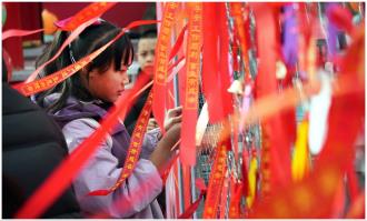 　　参加游园会的孩子在祈福墙上悬挂心愿牌。
　　近日，“柳湖春韵·国潮新赏”2026年柳湖公园新春游园会开幕，本次游园会以崆峒文化为主线，突出春节民俗特色，围绕柳湖公园主要建筑，打造了14个沉浸式特色场景，编排了3个互动式文艺节目，组织NPC沉浸式展演，实现“一步一溯源、一路一传承”。据了解，本次活动将持续至3月4日（正月十六）。
　　
　　 本报记者 杨昕 摄
