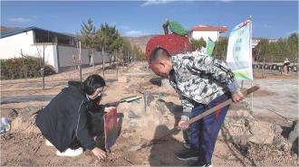　　近日，静宁县劳动教育实践中心亲子耕读课堂在大寨小学劳动实践基地举行，众多家庭走进田地，在劳作中体悟农耕智慧。
　　
 本报记者 杜爱兄
　　王安琪 摄