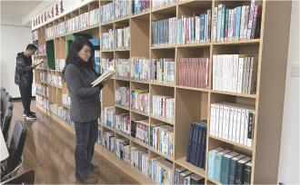 　　近年来，灵台县工会职工书屋成为书香机关建设的亮眼名片，为广大职工、一线劳动者搭建起温馨的“精神充电站”，让浓浓书香浸润机关、惠及群众。图为职工在职工书屋阅读。        本报记者 景洁 摄