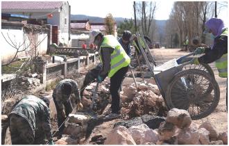 　　当前，华亭市山寨乡菜川河流域基础设施改造提升及人居环境整治项目正全面推进，施工现场热火朝天。该项目计划实施5.2公里的水渠新修与沿线环境整治，同步砌筑1000方护坡，预计6月前竣工，项目完成后，可以真正实现水通、路稳、景美。          本报记者 马丽娜 摄
