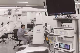 　　4月16日，在哈尔滨思哲睿智能医疗设备股份有限公司生产车间，工作人员在对设备进行调试。
　　近年来，哈尔滨医疗设备企业深耕手术机器人核心技术、高端医疗装备研发等多领域，生产的机器人已在全球成功完成超万例临床应用手术，覆盖普外、泌尿、妇科、胸外等多个关键科室，为“中国智造”手术机器人参与国际竞争打开了新局面。
　　
　　新华社记者
　　 张涛 摄