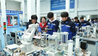 　　4月21日，在平凉职业技术学院实训基地内，机电工程系的师生正在开展工业机器人实操教学。
　　近年来，该校紧扣区域产业发展需求，深化产教融合，不断提升学生专业技能水平，为地方产业发展输送技术技能人才。
　　
　　本报记者
　　姚志强 摄