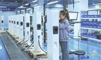 　　近日，在平凉工业园区（高新区）甘肃领充新能源科技有限公司生产车间内，工人正在新能源充电桩智能化生产线上进行组装作业。
　　据了解，该项目总投资1.2亿元，一期建设充电桩及储能设备生产线。企业以平凉为全国第五大智造基地，重点布局充电桩、储能业务，辐射甘肃、青海、宁夏、新疆等西部市场。  本报记者 姚志强 摄