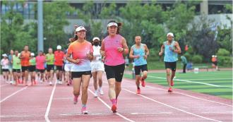 　　8月1日，市路跑运动协会组织100余名跑步运动爱好者，冒雨在平凉市体育运动公园参加“戎光逐梦·奔跑平凉”2026中乔体育致敬“八一”暨8.1公里竞速跑主题活动，以健身跑步传承军人精神，庆祝中国人民解放军建军99周年。
　　
　　吴希会 摄