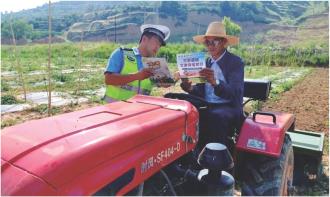 　　7月24日，庄浪县公安局交管大队民警在田间开展交通安全宣传。
　　为从源头预防和减少农忙期间道路交通事故发生，庄浪县立足辖区农忙生产实际，聚焦农村道路出行特点，在田埂上搭起“流动宣讲课堂”，开展接地气、全覆盖、零距离的交通安全宣传，全力护航农业安全生产，守护乡村道路平安畅通。
　　
　　柳相贤 摄
