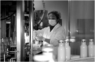 　　12月15日，在城川镇一家苹果汁加工企业里，工人在生产线上忙碌。
　　近年来，静宁县不断延伸苹果产业链条，持续完善贮藏包装、物流运输、精深加工等相关产业，不断提升苹果产业附加值，带动群众增收致富，助力乡村振兴。
　　
　　本报记者 王毅 摄