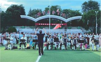 　　8月11日，静宁县“唱响一座城”文艺志愿服务活动在县体育场举行，一首首经典红歌接连登场，掌声和歌声在夜空中回荡。此次活动不仅让群众在歌声中重温历史、汲取力量，更凝聚起建设家乡的合力，为静宁高质量发展注入持久文化动能。                                    本报记者 王毅 摄