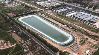 　　图为引洮二期庄浪应急供水工程蓄水池。8月12日，庄浪县举行城区洮河水源供水切换仪式。近年来，庄浪县委、县政府把解决水资源短缺问题作为全县发展的重大战略，投资7.28亿元实施了引洮二期庄浪应急供水工程，经过三年多的接续奋战，顺利切换通水，解决了多年来困扰全县人民的饮水难问题。  本报记者 董春辉 摄