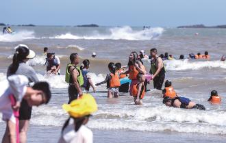 　　8月12日，游客在朱家尖南沙景区的海滩上游玩。
　　近期，地处东海之滨的浙江省舟山市朱家尖南沙景区迎来了暑期“游客潮”，日均游客量约2万人次。为全面提升游客体验感，朱家尖南沙景区推出夏日特色海滨系列活动，包括舟山国际沙雕节、东海音乐营沙滩趴、夜泳、风帆游船等项目，让来自各地的游客充分感受东海之滨的夏日魅力。
　　
 新华社记者 徐昱 摄