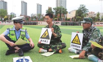 　　为进一步加强校园交通安全宣传工作，全面提高学生道路交通安全意识，8月21日，市公安局崆峒分局交巡警大队组织宣传人员走进平凉一中为正在军训的高一新生送上“交通安全第一课”。
　　活动中，宣传人员结合学生群体出行特点，通过案例讲解、互动问答等形式，深入浅出地讲解了交通安全知识，引导大家养成遵守交通规则的好习惯。
　　
　　  郑兵 摄