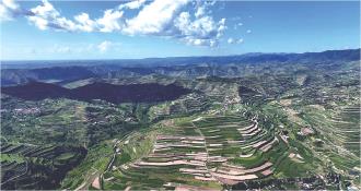 　　初秋时节，庄浪层层梯田铺满绿，万亩旱作农业翠绿挺拔，长势喜人。
　　
　　本报记者
　　曹小成 摄