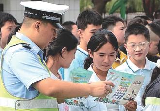 　　为强化师生道路交通安全意识、营造校园周边安全畅通交通环境、预防校园交通事故发生，近日，灵台县公安局交通管理大队组织民警走进辖区中小学校，开展交通安全进校园宣讲活动，为新学期交通安全教育注入活力，守护学生“平安上学路”。           本报记者 贾芳 摄
