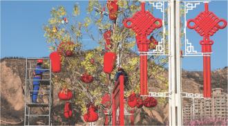 　　12月16日，在中心城区绿地广场，工作人员正在给树木上悬挂红灯笼，喜庆的氛围扑面而来，勾勒出一幅温馨祥和的城乡迎新图景。
　　
　　本报记者
　　姚志强 摄