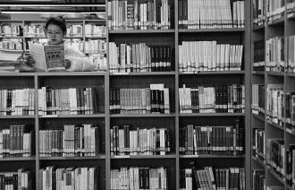 　　12月18日，湖南省衡阳市南华大学2026年度考研的同学在学校图书馆内看书复习。
　　2026年全国硕士研究生招生考试将于12月20日至21日举行，考研学子们加紧复习，积极备考。
　　
 新华社发
　　（曹正平 摄）