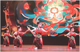 　　1月3日，孩子们表演节目《沙泉鼓语》。
　　当日。《我和我的家乡》少儿春晚平凉专场举办，晚会节目丰富多彩，涵盖舞蹈、声乐、器乐、朗诵、戏剧等多种形式，生动展现了我市少年儿童多才多艺的精神风貌。                郑兵 摄