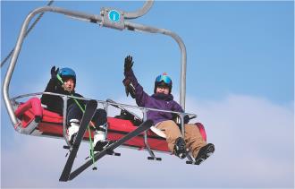 　　在广武国际滑雪场，游客乘坐索道缆车（1月7日摄）。
　　近年来，地处雁门关外的山西省朔州市山阴县依托地理位置优势和广武长城等历史遗存，积极探索“冰雪+文旅+体育”融合发展路径，使冰雪经济成为县域经济发展的新增长极。位于山阴县广武镇的广武国际滑雪场，于2024年被公布为第三批国家级滑雪旅游度假地，每年接待游客超过10万人次。
　　
　　新华社记者 杨晨光 摄