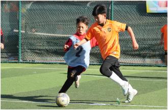 　　1月14日，小学生在足球比赛中奋力拼抢。1月13日至1月18日，由市全民健身活动中心主办，市足球运动协会承办的平凉市首届青少年3v3足球挑战赛在市全民健身活动中心开赛。据了解，比赛设U7组、U9组、U11组、U13组、U15组5个组别，共有来自全市60支代表队260余名足球爱好者参赛。
　　
　　本报记者
　　杨昕 摄