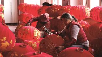 　　1月13日，工人在庄浪县宫灯产业园制作灯笼。新年过后，灯笼订单急剧增长，工人们加班加点赶制。
　　据了解，目前庄浪县已建成西北地区首家规模化宫灯生产企业，主要生产包括大红植绒灯笼、仿羊皮灯笼、七彩走马转灯、铁口缎面灯笼等20多个品种，年产能5000多万只，产值达6000余万元，吸纳就业1200余人，产品销往甘肃、陕西、四川、宁夏、青海等地。
　　
 本报记者 张沛杰
　　  李鼎 摄
