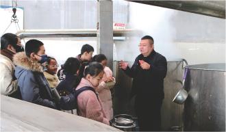 　　为增强中小学生的生态观念，1月17日，静宁县教育部门组织30余名中小学生走进当地企业，了解苹果酿成果酒果醋、果渣成为红牛饲料、牛粪处理后还田滋养果园的完整生态循环过程，让生态可持续发展的种子在学生心中生根发芽。
　　
　　 杨叶 摄