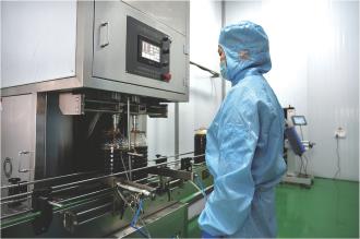 　　泾川县荔堡镇探索“村企联建”这一农村集体经济发展新路径，引进甘肃旭翔德佳农业发展有限公司食用油车间在该镇落地建厂，有效促进了周边群众就业和持续增收。图为工人在车间灌装食用油。         本报记者 王宇 摄
