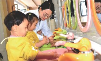 　　4月7日，在静宁县妇幼保健院托育园，医务人员指导孩子们用“七步洗手法”洗手。
　　4月7日是世界卫生日，国家卫生健康委将今年中国宣传主题确定为“共享科技创新，携手共促健康”。
　　                               新华社发（王毅 摄）