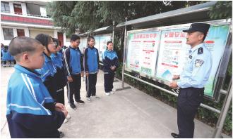 　　为深入推进“民法典宣传月”活动，进一步加强青少年法治教育，增强未成年人法治意识和自我保护能力，守护青少年健康成长，5月12日，市公安局崆峒分局白水派出所民警深入辖区初级中学，开展法治宣讲活动，用“警”力量为少年成长保驾护航。  
　　
　　郑兵 摄
