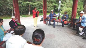 　　8月5日，老年人在宝塔公园旁边的口袋公园凉亭里唱秦腔。近日天气晴好，崆峒区城区各处的口袋公园，成了市民走出家门就能休闲纳凉的好去处。
　　
　　本报记者 杨昕 摄